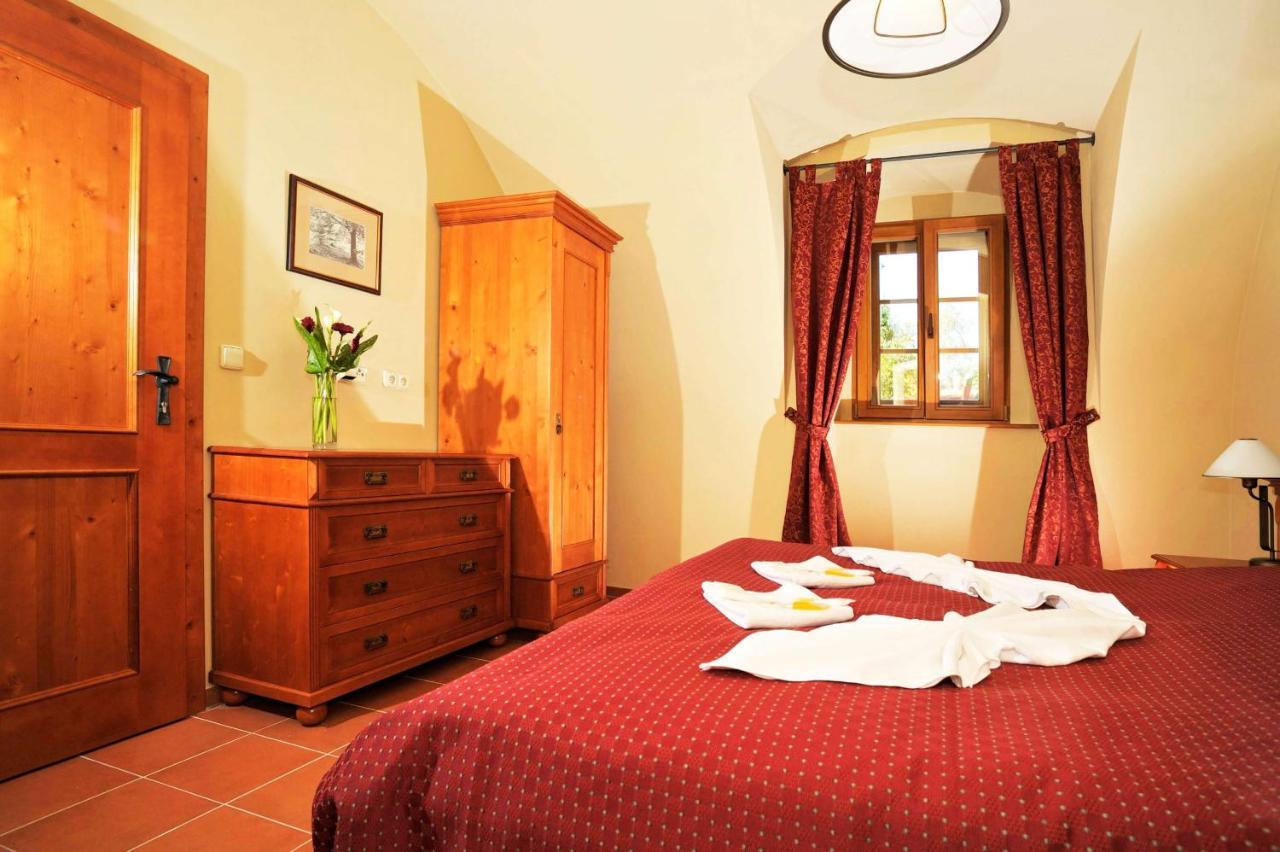 Hotel Kristin Hradek 데친 외부 사진